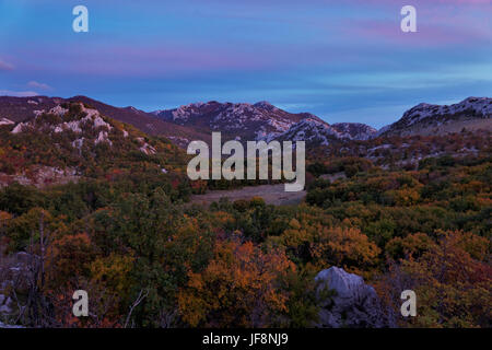 Crépuscule d'automne sur la montagne du Velebit, Croatie Banque D'Images