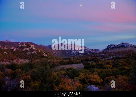 Crépuscule d'automne sur la montagne du Velebit, Croatie Banque D'Images