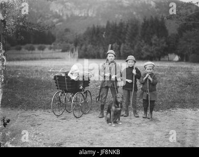 Un charmant portrait d’enfants du début du XXe siècle, capturé en Norvège vers 1920-1930, mettant en valeur l’innocence et la beauté de l’enfance à cette époque. Banque D'Images