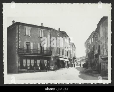 Une charmante vue sur une rue de village et une place dans la région de Drôme, mettant en valeur la simplicité et la beauté de la vie rurale en Provence. Banque D'Images