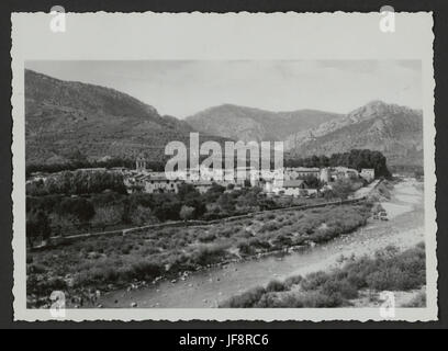 Vue générale de village dela Drôme avec une rivière en 33906415563 o Banque D'Images
