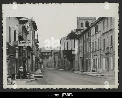 Rue de Montvendre avec station de service Banque D'Images