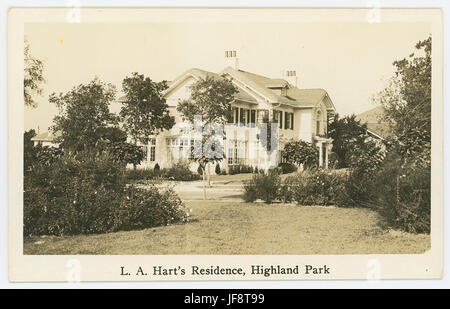 Une photographie vintage de la résidence de L.A. Hart à Highland Park, Texas, montrant l'architecture, les arbustes et les arbres typiques des habitations de banlieue du début du XXe siècle dans cette région. Banque D'Images