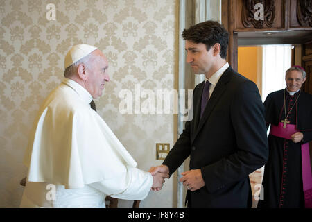 Le pape François rencontre le Premier ministre du Canada, Justin Trudeau et son épouse Sophie Grégoire Trudeau lors d'une audience privée au Vatican. Comprend : Le Pape François, Justin Trudeau Où : Cité du Vatican, Cité du Vatican, Saint-Siège Quand : 29 mai 2017 Credit : IPA/WENN.com **Uniquement disponible pour publication au Royaume-Uni, USA, Allemagne, Autriche** Banque D'Images