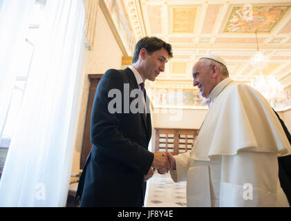 Le pape François rencontre le Premier ministre du Canada, Justin Trudeau et son épouse Sophie Grégoire Trudeau lors d'une audience privée au Vatican. Comprend : Le Pape François, Justin Trudeau Où : Cité du Vatican, Cité du Vatican, Saint-Siège Quand : 29 mai 2017 Credit : IPA/WENN.com **Uniquement disponible pour publication au Royaume-Uni, USA, Allemagne, Autriche** Banque D'Images