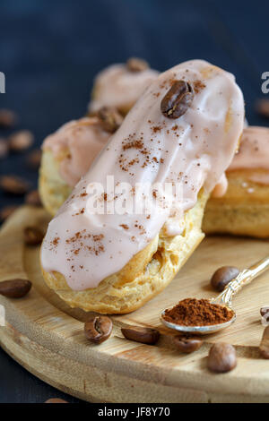 Café Crème avec éclairs de crème. Banque D'Images