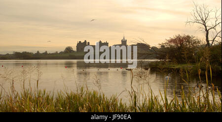 À la recherche sur le loch à Linlithgow Palace au crépuscule Banque D'Images