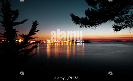 Vue depuis Saint-Malo en Bretagne sur l'océan au coucher du soleil en France Banque D'Images