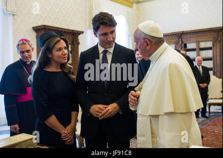 Le pape François rencontre le Premier ministre du Canada, Justin Trudeau et son épouse Sophie Grégoire Trudeau lors d'une audience privée au Vatican. Comprend : Le Pape François, Justin Trudeau, Sophie Grégoire Où : Rome, Italie Quand : 29 mai 2017 Credit : IPA/WENN.com **Uniquement disponible pour publication au Royaume-Uni, USA, Allemagne, Autriche, Suisse** Banque D'Images