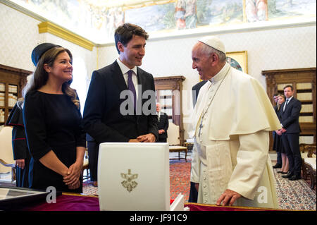 Le pape François rencontre le Premier ministre du Canada, Justin Trudeau et son épouse Sophie Grégoire Trudeau lors d'une audience privée au Vatican. Comprend : Le Pape François, Justin Trudeau, Sophie Grégoire Où : Rome, Italie Quand : 29 mai 2017 Credit : IPA/WENN.com **Uniquement disponible pour publication au Royaume-Uni, USA, Allemagne, Autriche, Suisse** Banque D'Images