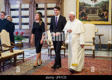 Le pape François rencontre le Premier ministre du Canada, Justin Trudeau et son épouse Sophie Grégoire Trudeau lors d'une audience privée au Vatican. Comprend : Le Pape François, Justin Trudeau, Sophie Grégoire Où : Rome, Italie Quand : 29 mai 2017 Credit : IPA/WENN.com **Uniquement disponible pour publication au Royaume-Uni, USA, Allemagne, Autriche, Suisse** Banque D'Images