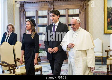 Le pape François rencontre le Premier ministre du Canada, Justin Trudeau et son épouse Sophie Grégoire Trudeau lors d'une audience privée au Vatican. Comprend : Le Pape François, Justin Trudeau, Sophie Grégoire Où : Rome, Italie Quand : 29 mai 2017 Credit : IPA/WENN.com **Uniquement disponible pour publication au Royaume-Uni, USA, Allemagne, Autriche, Suisse** Banque D'Images