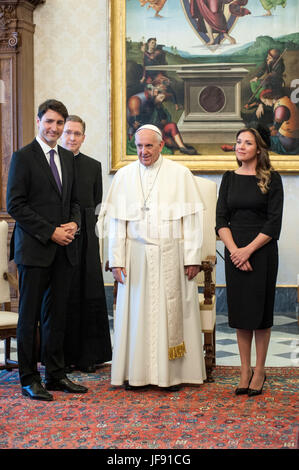 Le pape François rencontre le Premier ministre du Canada, Justin Trudeau et son épouse Sophie Grégoire Trudeau lors d'une audience privée au Vatican. Comprend : Le Pape François, Justin Trudeau, Sophie Grégoire Où : Rome, Italie Quand : 29 mai 2017 Credit : IPA/WENN.com **Uniquement disponible pour publication au Royaume-Uni, USA, Allemagne, Autriche, Suisse** Banque D'Images