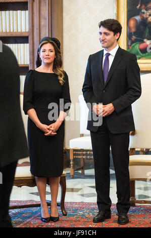 Le pape François rencontre le Premier ministre du Canada, Justin Trudeau et son épouse Sophie Grégoire Trudeau lors d'une audience privée au Vatican. Avec : Justin Trudeau, Sophie Grégoire Où : Rome, Italie Quand : 29 mai 2017 Credit : IPA/WENN.com **Uniquement disponible pour publication au Royaume-Uni, USA, Allemagne, Autriche, Suisse** Banque D'Images