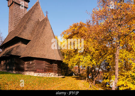 L'église dans la vieille ville historique de musée du village de Bucarest, Roumanie, dans un cadre d'automne Banque D'Images