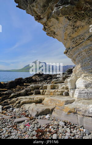 Vue sur la chaîne de montagnes Cuillin noires sur le Loch Scavaig depuis le sentier littoral près de Elgol, île de Skye, Highlands, Scotland, UK Banque D'Images