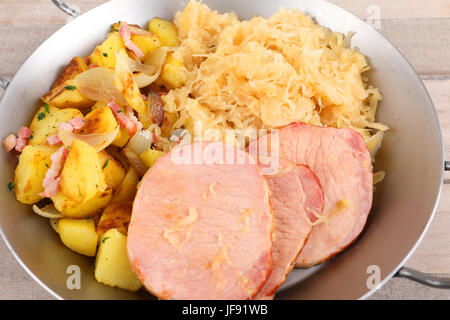 Côtelette de porc fumé avec de la choucroute et des pommes de terre sautées Banque D'Images