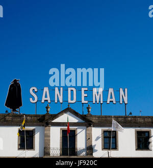 Signe et symbole de la marque Sandeman, le Don, sur le toit de la cave à vin Sandeman lodge et à Vila Nova de Gaia - Porto, Portugal. Banque D'Images