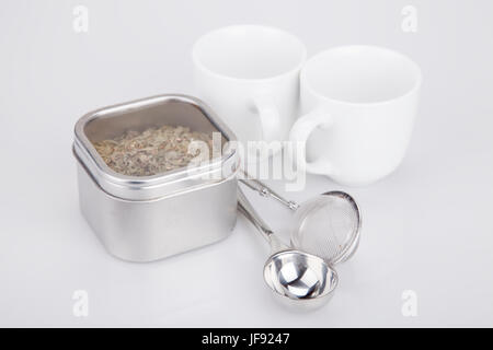 Les feuilles de thé et accessoires sur une surface blanche. Kit thé isolé sur fond blanc. Banque D'Images