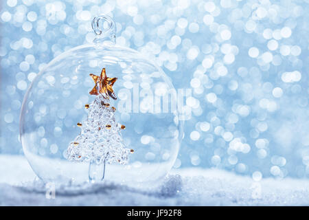 Bille de verre cristal avec Noël à l'intérieur de l'arbre dans la neige. Glitter. Banque D'Images