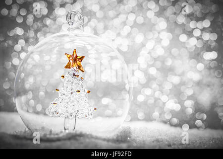 Bille de verre cristal avec Noël à l'intérieur de l'arbre dans la neige. Glitter. Banque D'Images