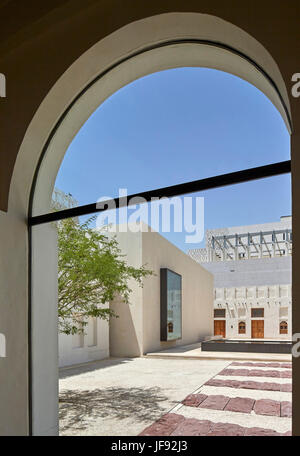 Vue sur cour intérieure. Ben Jelmood House, Doha, Qatar. Architecte : John Macaslan et partenaires, 2017. Banque D'Images