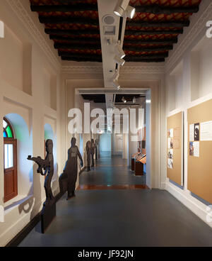 Vue de l'intérieur le long du corridor de l'exposition. Ben Jelmood House, Doha, Qatar. Architecte : John Macaslan et partenaires, 2017. Banque D'Images