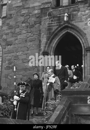 La reine Elizabeth avec le maire de Shrewsbury James West à Château de Shrewsbury 1952 Banque D'Images