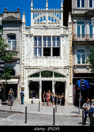 Entrée de la Livraria Lello (Librairie Lello) - Porto, Portugal. La librairie est l'une des plus anciennes au Portugal et a été une fois reconnu par les Banque D'Images