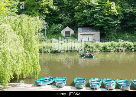 La Derwent circulant dans Matlock Bath dans le Derbyshire Peak District Banque D'Images