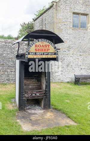 Torréfaction renouvelable Jack dans le village historique d'Eyam dans le Derbyshire Peak District où un mouton est spit roast Banque D'Images