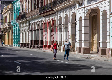 Quelques promenades le long de la PASEO DE MARTI aussi connu que le PRADO avec son architecture classique - LA HAVANE, CUBA Banque D'Images