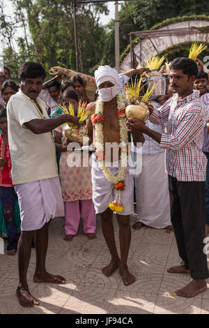 Mysore, Inde - le 27 octobre 2013 : le père de la mariée, jeûné et n'a pas parlé pendant cinq jours. Il est la figure centrale dans un mariage pro Banque D'Images