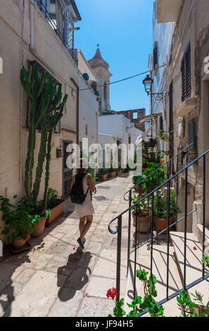 Polignano a Mare (Pouilles, Italie) - La célèbre ville en province de Bari, Italie. Le village s'élève sur l'éperon rocheux sur la mer Adriatique Banque D'Images