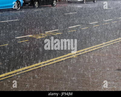 Les pluies torrentielles qui sont sur la route affectant la circulation sur la rue de Glasgow Banque D'Images