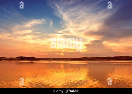 Coucher du soleil sur le lac avec fond de ciel coloré. Été magnifique lever du soleil sur le lac Banque D'Images