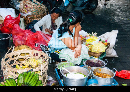 Ubud, Bali, Indonésie - Août 01, 2013. Poissons et fruits alimentaires Épices vente sur le marché typique par femme Banque D'Images