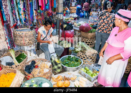 Ubud, Bali, Indonésie - Août 01, 2013. Poissons et fruits alimentaires Épices vente sur le marché typique par femme Banque D'Images