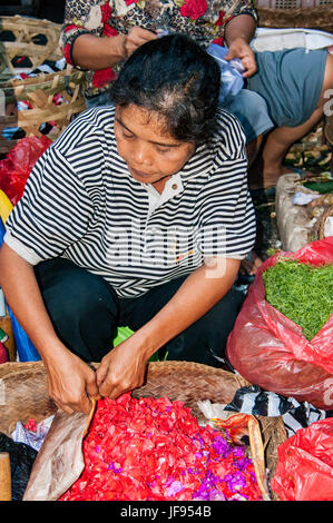 Ubud, Bali, Indonésie - Août 01, 2013. Poissons et fruits alimentaires Épices vente sur le marché typique par femme Banque D'Images