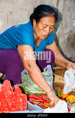 Ubud, Bali, Indonésie - Août 01, 2013. Poissons et fruits alimentaires Épices vente sur le marché typique par femme Banque D'Images