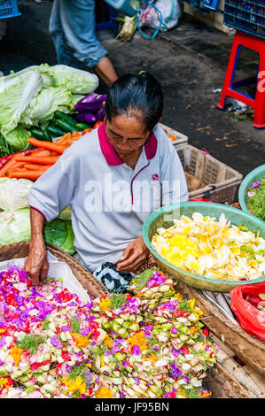 Ubud, Bali, Indonésie - Août 01, 2013. Poissons et fruits alimentaires Épices vente sur le marché typique par femme Banque D'Images