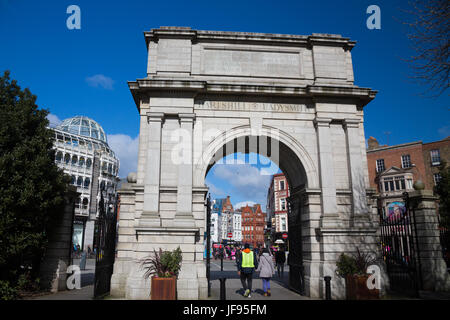 Passage des fusiliers, un monument qui fait partie de l'entrée de la rue Grafton St Stephen's Green Park, à Dublin, Irlande Banque D'Images