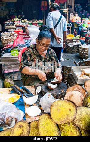 Ubud, Bali, Indonésie - Août 01, 2013. Poissons et fruits alimentaires Épices vente sur le marché typique par femme Banque D'Images