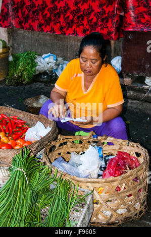 Ubud, Bali, Indonésie - Août 01, 2013. Poissons et fruits alimentaires Épices vente sur le marché typique par femme Banque D'Images