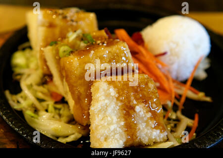 Close-up d'un plat de tofu japonais avec des légumes teriyaki et riz blanc Banque D'Images