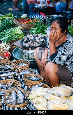 Ubud, Bali, Indonésie - Août 01, 2013. Poissons et fruits alimentaires Épices vente sur le marché typique par femme Banque D'Images