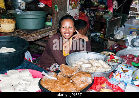 Ubud, Bali, Indonésie - Août 01, 2013. Poissons et fruits alimentaires Épices vente sur le marché typique par femme Banque D'Images