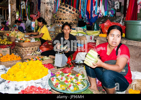 Ubud, Bali, Indonésie - Août 01, 2013. Poissons et fruits alimentaires Épices vente sur le marché typique par femme Banque D'Images