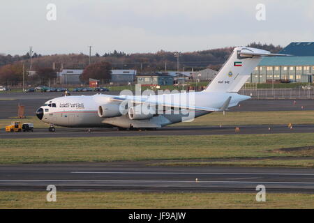 Le KAF342, un Boeing C-17A Globemaster III exploité par le Koweït, l'Armée de l'air à l'Aéroport International de Prestwick en Ayrshire. Banque D'Images