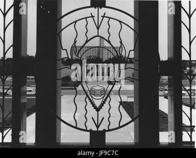 Photographie prise en 1969 de la bibliothèque présidentielle et du musée Dwight D. Eisenhower, offrant un lien visuel avec les années 1960. La photo souligne l’importance du centre dans la préservation de l’héritage d’Eisenhower en tant que leader de la seconde Guerre mondiale et président des États-Unis. Banque D'Images